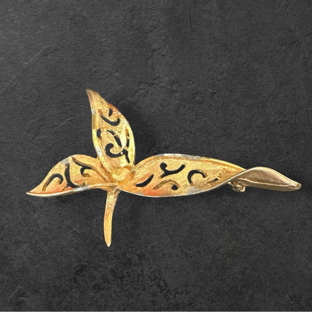 Vintage BSK Signed‎ Gold Tone Floral Brooch